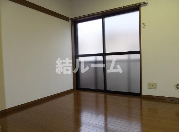 新宿区西落合２丁目のアパートの居間・リビング