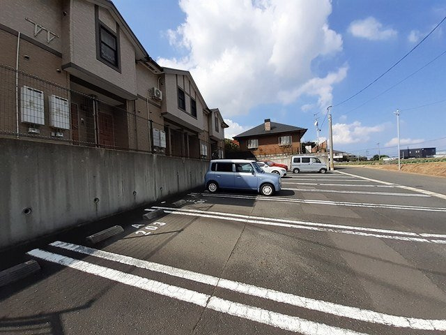 シャルマンヒルＢの駐車場