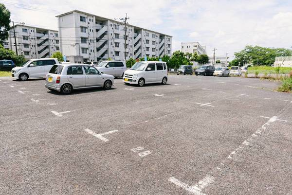 ビレッジハウス直方東3号棟の駐車場