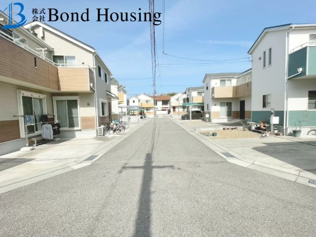  100万円分リフォーム選択可 駐車並列2台 玉津町高津橋 良質戸建の前面道路含む現地写真
