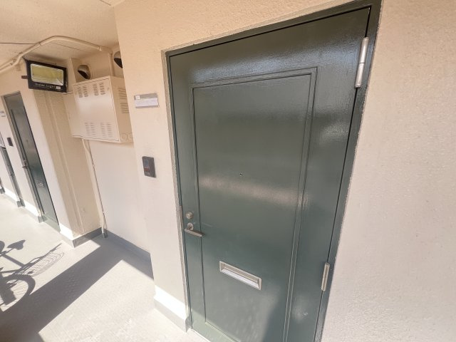キャピタル壱番館の玄関