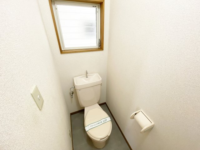 サンシャイン角田Ⅱのトイレ|窓付きで明るいトイレ！