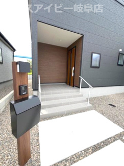 【玄関】 | 安八町氷取平屋の新築戸建全2棟！暮らしやすい家事動線が魅力の平屋建て！お車並列3台可能！ | 安八町氷取平屋の新築戸建全2棟！暮らしやすい家事動線が魅力の平屋建て！お車並列3台可能！