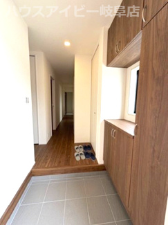 【玄関】 | 安八町氷取平屋の新築戸建全2棟！暮らしやすい家事動線が魅力の平屋建て！お車並列3台可能！ | 安八町氷取平屋の新築戸建全2棟！暮らしやすい家事動線が魅力の平屋建て！お車並列3台可能！