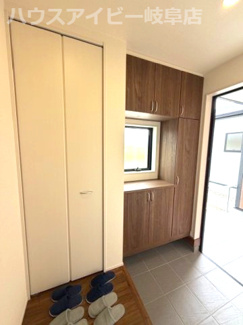 【玄関】 | 安八町氷取平屋の新築戸建全2棟！暮らしやすい家事動線が魅力の平屋建て！お車並列3台可能！ | 安八町氷取平屋の新築戸建全2棟！暮らしやすい家事動線が魅力の平屋建て！お車並列3台可能！