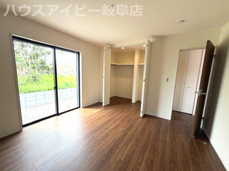 【洋室】 | 安八町氷取平屋の新築戸建全2棟！暮らしやすい家事動線が魅力の平屋建て！お車並列3台可能！ | 安八町氷取平屋の新築戸建全2棟！暮らしやすい家事動線が魅力の平屋建て！お車並列3台可能！