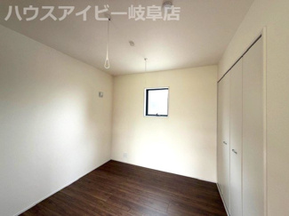 【洋室】 | 安八町氷取平屋の新築戸建全2棟！暮らしやすい家事動線が魅力の平屋建て！お車並列3台可能！ | 安八町氷取平屋の新築戸建全2棟！暮らしやすい家事動線が魅力の平屋建て！お車並列3台可能！