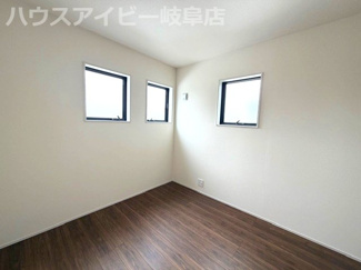 【洋室】 | 安八町氷取平屋の新築戸建全2棟！暮らしやすい家事動線が魅力の平屋建て！お車並列3台可能！ | 安八町氷取平屋の新築戸建全2棟！暮らしやすい家事動線が魅力の平屋建て！お車並列3台可能！