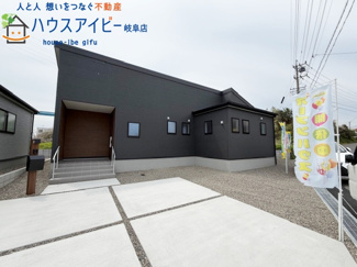 【外観】 | 安八町氷取平屋の新築戸建全2棟！暮らしやすい家事動線が魅力の平屋建て！お車並列3台可能！ | 安八町氷取平屋の新築戸建全2棟！暮らしやすい家事動線が魅力の平屋建て！お車並列3台可能！