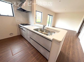 【キッチン】 | 安八町氷取平屋の新築戸建全2棟！暮らしやすい家事動線が魅力の平屋建て！お車並列3台可能！ | 安八町氷取平屋の新築戸建全2棟！暮らしやすい家事動線が魅力の平屋建て！お車並列3台可能！