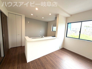 【居間・リビング】 | 安八町氷取平屋の新築戸建全2棟！暮らしやすい家事動線が魅力の平屋建て！お車並列3台可能！ | 安八町氷取平屋の新築戸建全2棟！暮らしやすい家事動線が魅力の平屋建て！お車並列3台可能！