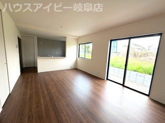 【居間・リビング】 | 安八町氷取平屋の新築戸建全2棟！暮らしやすい家事動線が魅力の平屋建て！お車並列3台可能！ | 安八町氷取平屋の新築戸建全2棟！暮らしやすい家事動線が魅力の平屋建て！お車並列3台可能！