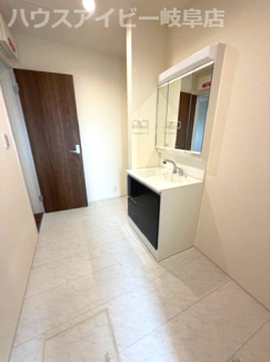 【独立洗面台】 | 安八町氷取平屋の新築戸建全2棟！暮らしやすい家事動線が魅力の平屋建て！お車並列3台可能！ | 安八町氷取平屋の新築戸建全2棟！暮らしやすい家事動線が魅力の平屋建て！お車並列3台可能！