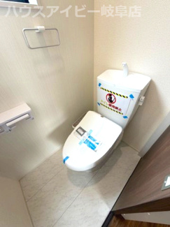 【トイレ】 | 安八町氷取平屋の新築戸建全2棟！暮らしやすい家事動線が魅力の平屋建て！お車並列3台可能！ | 安八町氷取平屋の新築戸建全2棟！暮らしやすい家事動線が魅力の平屋建て！お車並列3台可能！