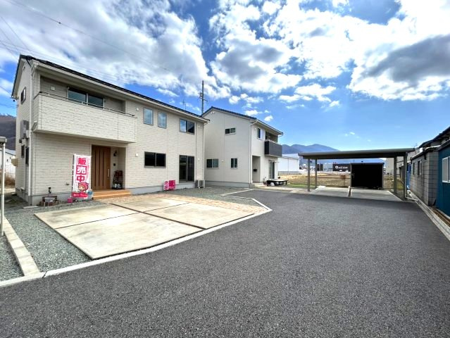 中古戸建　千曲市大字寂蒔の前面道路含む現地写真|車は並列２台以上可能