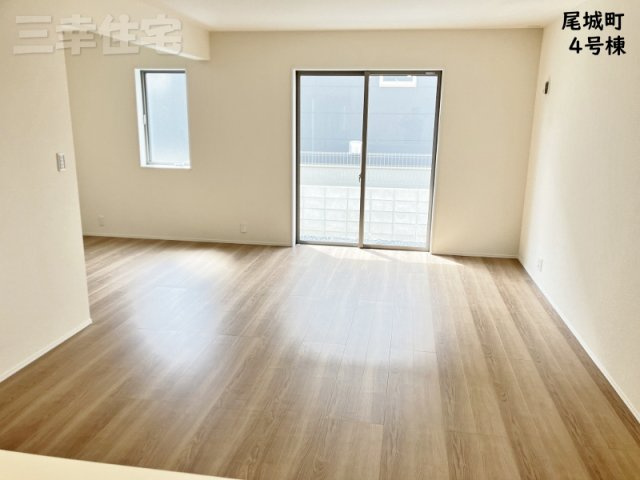 碧南市尾城町の居間・リビング|家具の配置に困らない使い勝手のいいリビング17帖