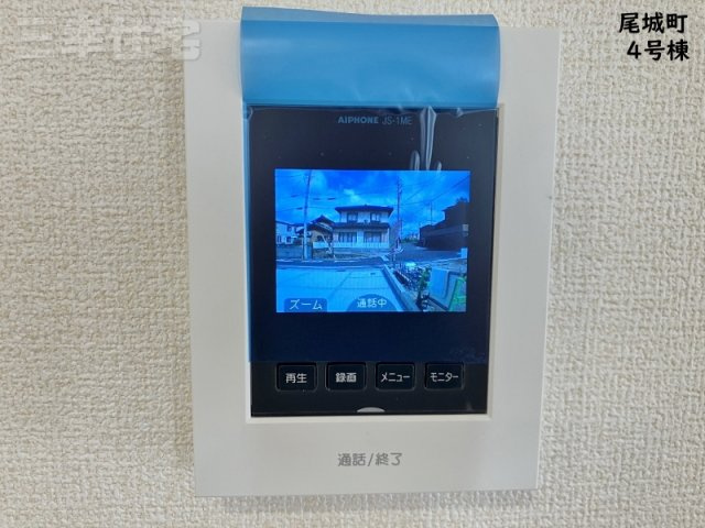 碧南市尾城町のセキュリティ|夜の訪問者もカラーでしっかり確認でき、録画をすることも可能です。ズームアップも可能なため、見にくい時でも安心です。また、訪問者がボタンを押さなくても、いつでも玄関先の様子を映像と音でチェックできます