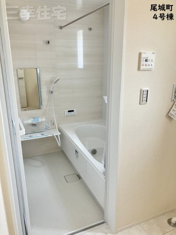 碧南市尾城町の浴室|浴室には浴室暖房乾燥機が完備されています。雨の日のお洗濯も安心です。タイマーセットで自動お湯張り。帰宅後すぐにお風呂に入れちゃう嬉しい機能がついてます♪