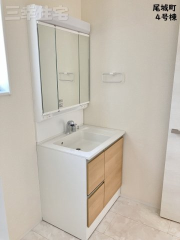 碧南市尾城町の洗面所|洗面化粧台は人造大理石ボウルを採用。十分な可動式収納棚も付いた見た目も美しく機能性に優れた使いやすい仕様です。曇り止めヒーターを内蔵しており、湯気による鏡面のくもりを抑えます♪