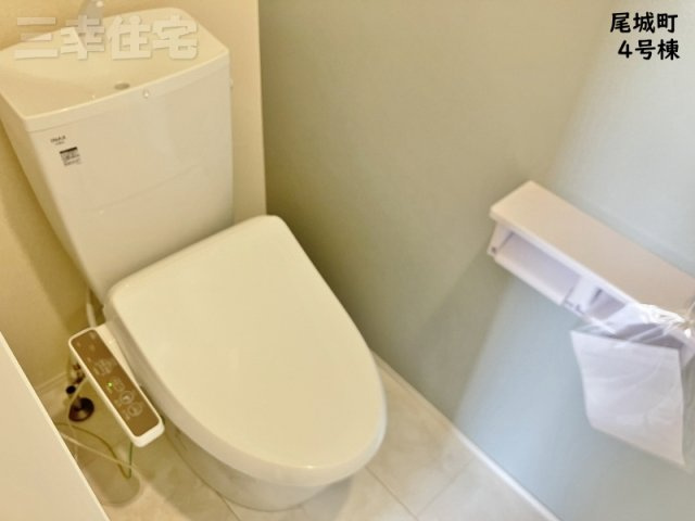 碧南市尾城町のトイレ|トイレは、1階2階共に洗浄便座を標準装備しています。水量は従来品より約60%カットされていますが、少ない水でもパワフルな洗浄力を実現しています。環境にやさしく、経済的です