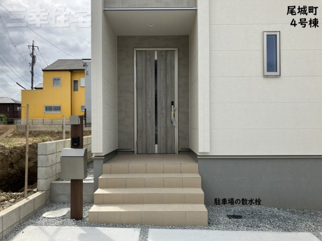 碧南市尾城町の玄関|基礎を高く上げているので、玄関のステップは広くしています。公道から直接駐車場に乗り入れることができます。スマートキーを採用していますので防犯対策にもなっています