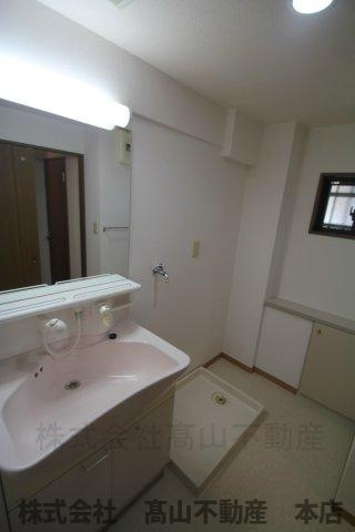 ロワールマンション東郷駅前の洗面所|内装については現状優先となります。