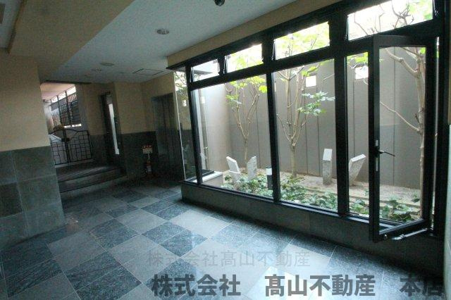 ロワールマンション東郷駅前のエントランス