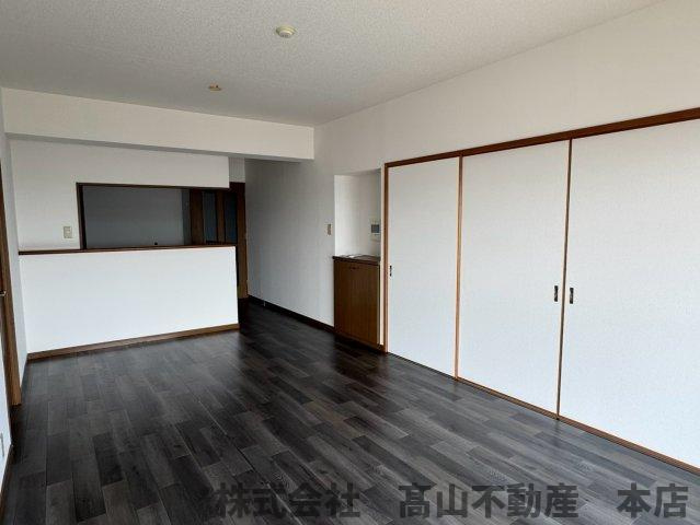 ロワールマンション東郷駅前の居間・リビング|内装については現状優先となります。