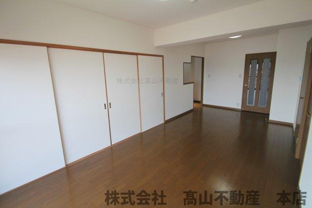 ロワールマンション東郷駅前の居間・リビング|内装については現状優先となります。