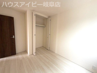 【洋室】 | 安八町氷取平屋の新築戸建全2棟！暮らしやすい家事動線が魅力の平屋建て！お車並列3台可能！ | 安八町氷取平屋の新築戸建全2棟！暮らしやすい家事動線が魅力の平屋建て！お車並列3台可能！