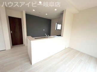 【居間・リビング】 | 安八町氷取平屋の新築戸建全2棟！暮らしやすい家事動線が魅力の平屋建て！お車並列3台可能！ | 安八町氷取平屋の新築戸建全2棟！暮らしやすい家事動線が魅力の平屋建て！お車並列3台可能！