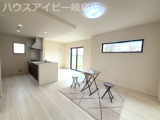 【居間・リビング】 | 安八町氷取平屋の新築戸建全2棟！暮らしやすい家事動線が魅力の平屋建て！お車並列3台可能！ | 安八町氷取平屋の新築戸建全2棟！暮らしやすい家事動線が魅力の平屋建て！お車並列3台可能！