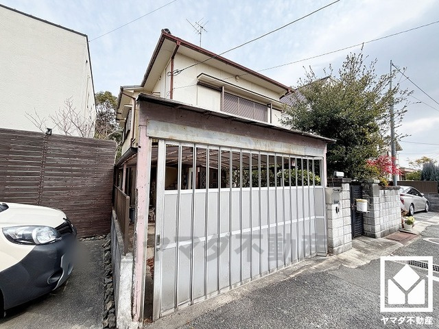 西宮市苦楽園一番町の外観|平坦地のため建築コストが抑えられ、建物設計の自由度が高まります。バリアフリー設計にも適しています。自転車やベビーカーでの移動も楽ちんです。