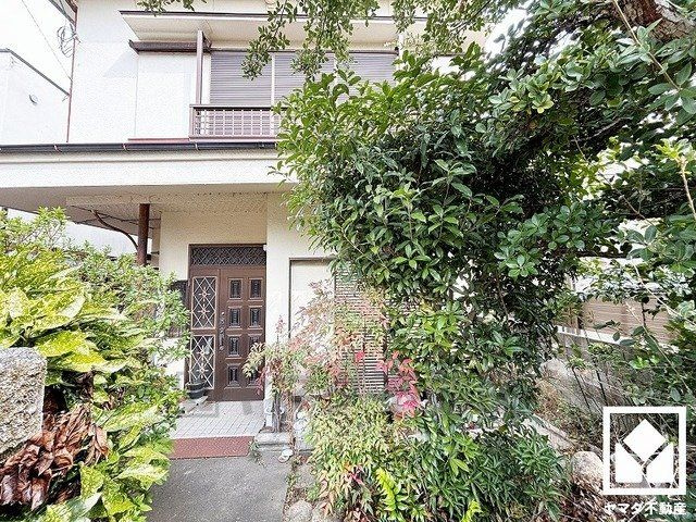 西宮市苦楽園一番町の外観|周囲にはすでに建物が建っていますので、実際の採光状況や窓の位置なども事前にご確認いただけます。