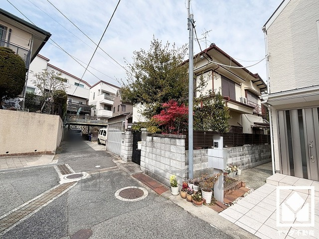 西宮市苦楽園一番町の外観|阪急電鉄甲陽線「苦楽園口」駅まで徒歩約18分、阪急電鉄神戸線「夙川」駅まで徒歩約26分の立地。