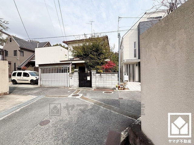 西宮市苦楽園一番町の外観|「セブンイレブン西宮樋之池町店」まで徒歩5分、「関西スーパー苦楽園店」まで徒歩8分、「スギ薬局苦楽園店」まで徒歩12分など、お買い物施設が徒歩圏内に複数あり便利な住環境です。