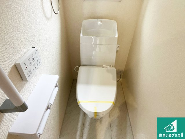 姫路市玉手　第3期　新築一戸建てのトイレ|1・2階の2ヶ所にあるので、朝の忙しい時間の順番待ちもなく、深夜の利用にも大変便利です。