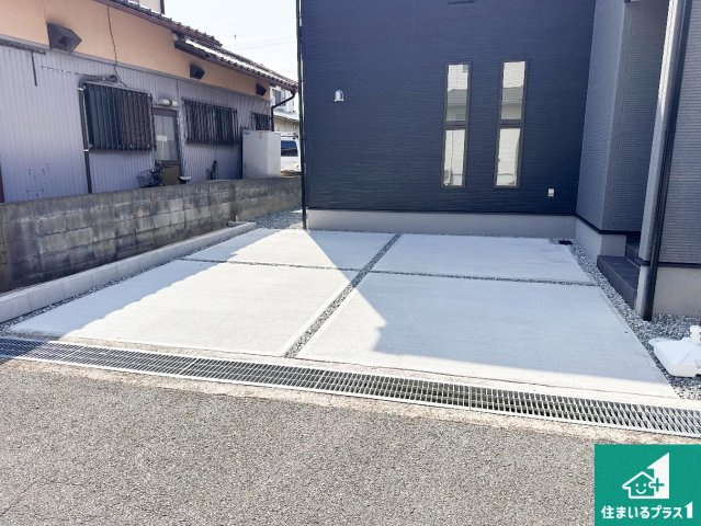 姫路市玉手　第3期　新築一戸建ての駐車場|並列2台駐車可能！ゆとりの駐車スペースで車庫入れもスムーズ！
