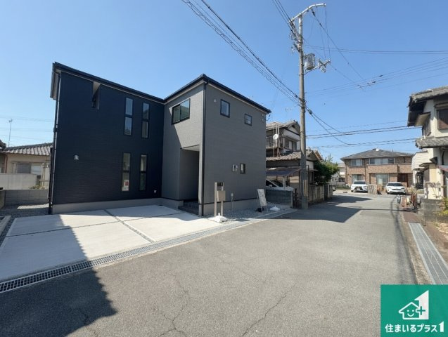 姫路市玉手　第3期　新築一戸建ての前面道路含む現地写真|周辺は閑静な住宅街！前面道路広々で車の出し入れも便利です。駐車が苦手な方でも安心して車庫入れできます！