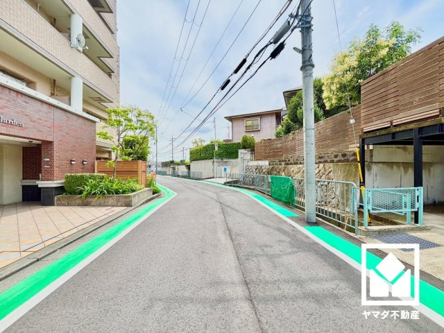ロイヤル西宮門戸ウエストガーデンの周辺|宅配ボックスも設置されています。留守中の荷物もスムーズに受け取れます。