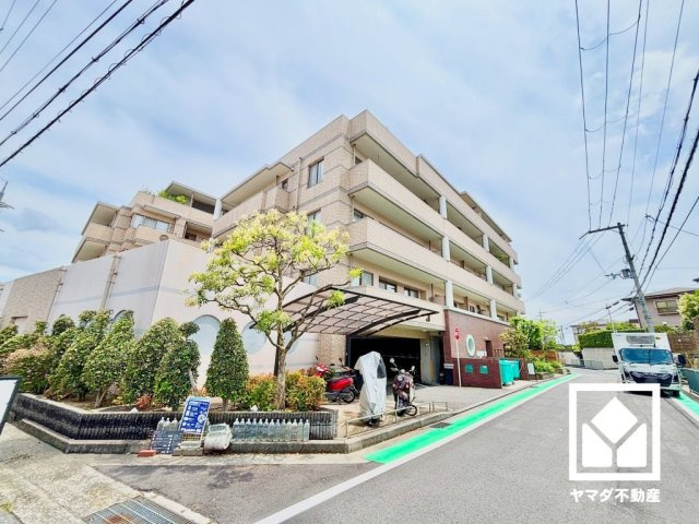 ロイヤル西宮門戸ウエストガーデンの外観|阪急今津線「門戸厄神」駅まで徒歩13分、阪急神戸本線「西宮北口」駅まで徒歩20分、JR東海道本線「西宮」駅まで徒歩26分の立地。