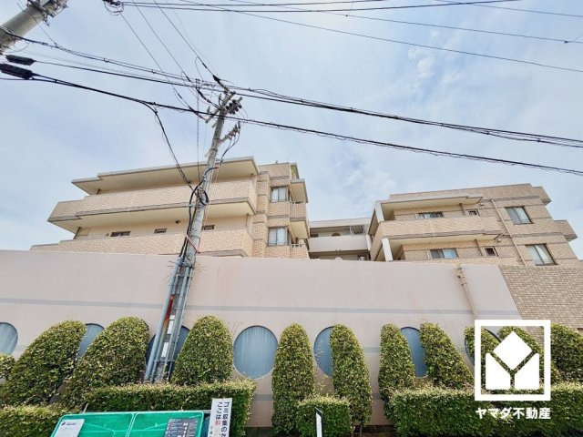 ロイヤル西宮門戸ウエストガーデンの外観|広田小学校の隣に位置する「県営愛宕山住宅団地公園」まで徒歩2分（約130m）。一風変わったユニークな遊具があり、お子様も新鮮な気分で楽しく遊べる環境。日々の遊び場として子育て世帯の方にもお勧めです。