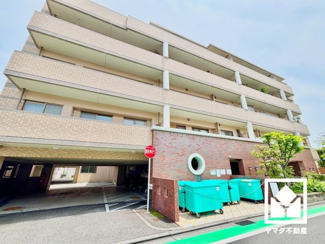 ロイヤル西宮門戸ウエストガーデンの外観|突然の来訪時にも防犯面で心強いモニター付きインターホンを設置。お留守番中のお子様も、室内からスムーズに相手の確認ができます。