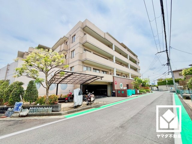 ロイヤル西宮門戸ウエストガーデンの外観|リビング収納やカップボード、シューズボックス、玄関ポーチの外部収納など、居室以外にも多数の収納スペースがあり、住空間を広々お使いいただけます。日用品のストックなどもすっきり片付きます。
