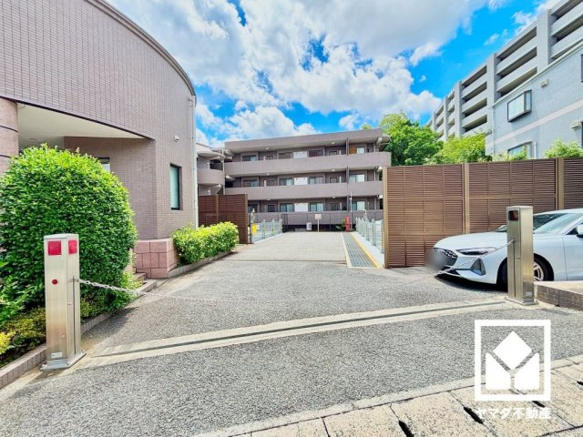藤和甲陽園東山ホームズの駐車場|敷地内に駐車場を設置（月額10000円～18000円）。出入口は防犯性に配慮されたロボットゲート付き。空き状況等の詳細は弊社スタッフまでお気軽にお問い合わせください。
