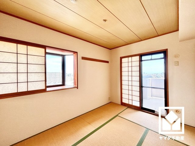 藤和甲陽園東山ホームズの和室|約6帖の和室です。出窓付きで明るくメリハリのある空間になっています。温かみのある畳のスッキリとしたデザインが、暮らしを心地よく彩ります。