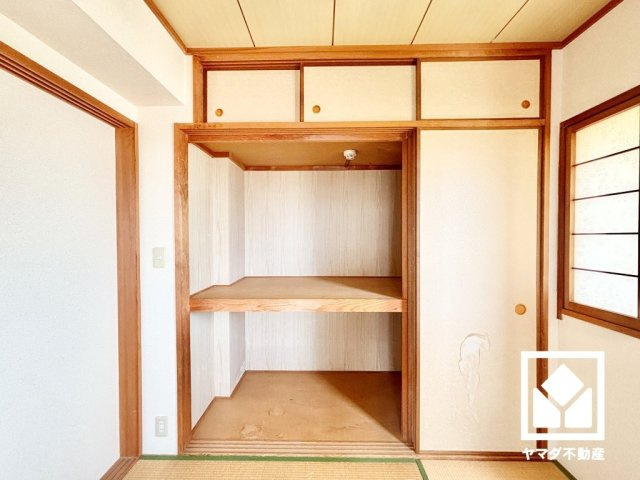藤和甲陽園東山ホームズの収納|大きな押入れなので整理整頓しやすいです。お客様用の座布団や寝具などもすっきり片付きます。