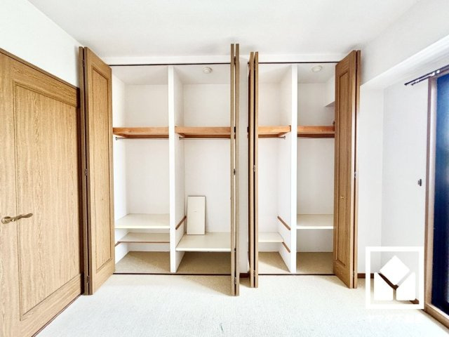藤和甲陽園東山ホームズの収納|新たに家具を買わなくても良いので、ハンガーパイプ付きのクローゼットは嬉しいですね。棚も多く、整理整頓がしやすい設計になっています。
