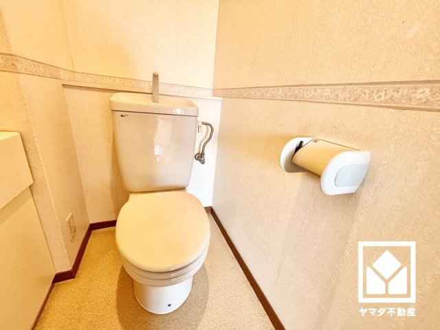 藤和甲陽園東山ホームズのトイレ|明るく清潔感溢れるトイレです。手洗いが別になっているので、衛生的に使えます。