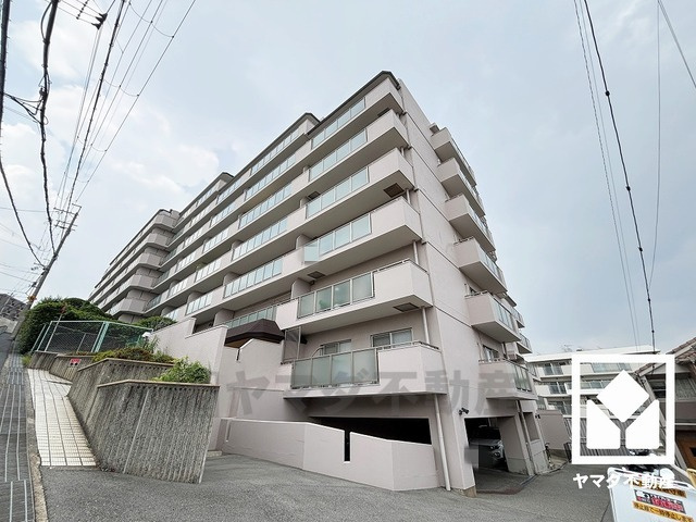 シーアイマンション夙川広田の外観|サイクルラックの設置された屋内駐輪場を完備。スッキリ整理されて、自転車同士の接触や転倒の心配がありません。バイク置き場もございます。